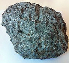 Bild av slagg eller malm som ofta förväxlas med att vara en meteorit.