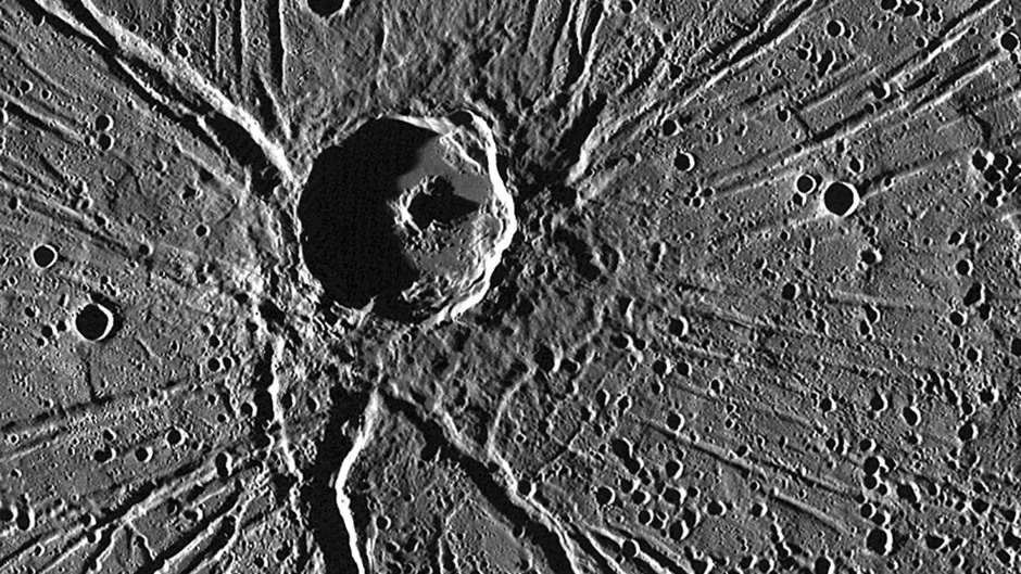 Nedslagskrater Apollodorus (42 km i diameter) på Merkurius. Bilden togs av rymdfarkosten MESSENGER.  Kratern ser ut en spindel.