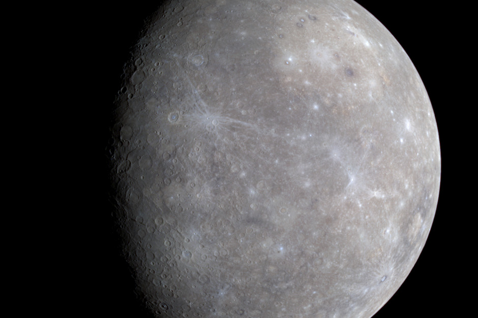 Merkurius mot en svart bakgrund.