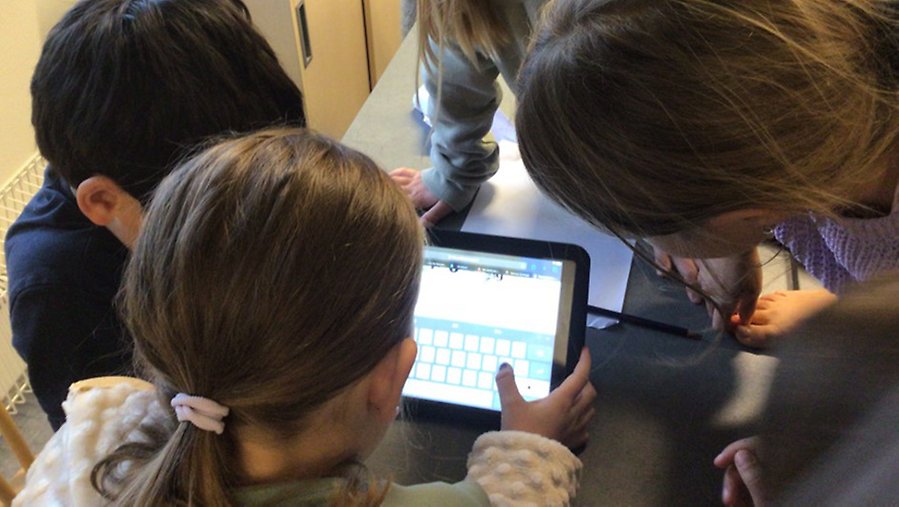Elever arbetar med ett digitalt material.