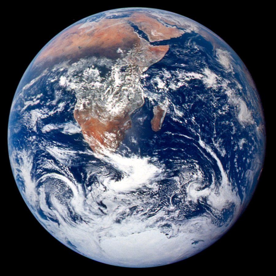 En ikonisk bild av jorden taget av astronauter på väg till månen 1972 i Apollo 17. Mycket blått på bilden mot svart bakgrund.