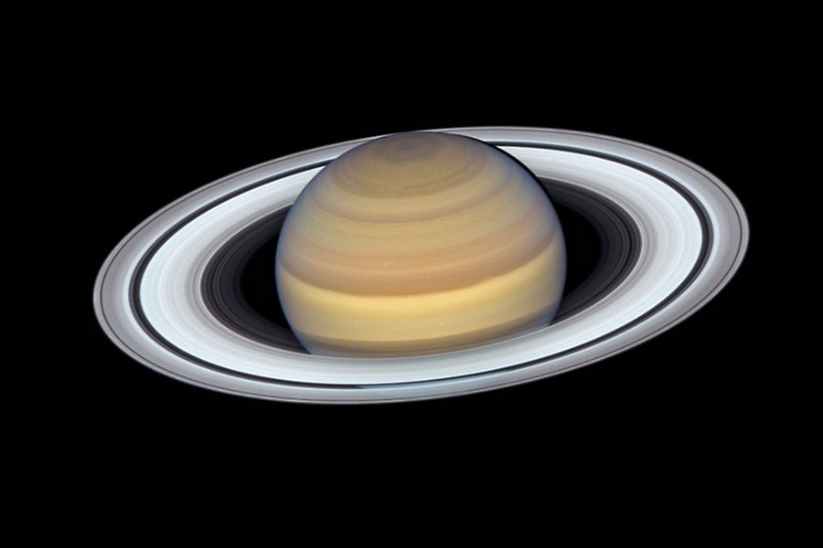 En svagt lutande Saturnus med sina ringar mot svart bakgrund.