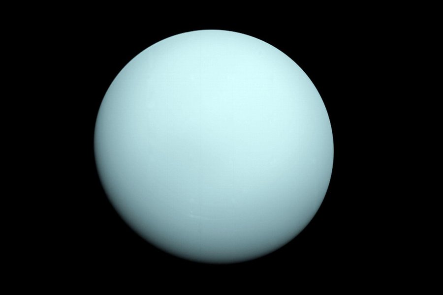 Uranus, den sjunde planeten från solen. Bild tagen av rymdsonden Voyager 2 där Uranus är vit mot svart bakgrund.