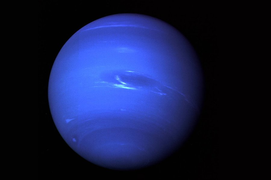 Den blå planeten Neptunus mot svart bakgrund.