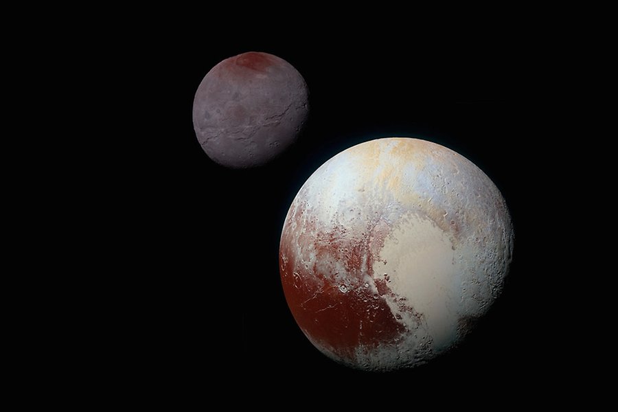 Dvärgplaneten Pluto och dess måne Charon i bakgrunden. Bilden är förstärkt färgmässigt och pluta har en lätt röd nyans.