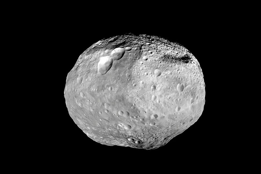 Asteroiden Vestas yta är full av små och stora kratrar.  
