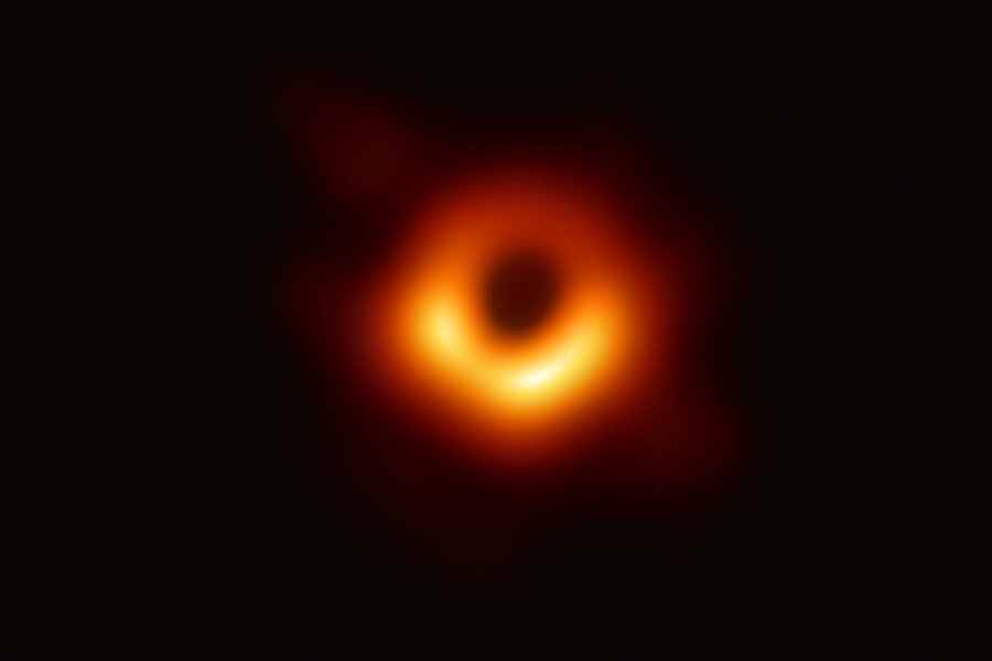 Den första bilden av ett svart hål som blivit ikonisk. Rödgul ring runt ett svart hål, ungefär som ett öga.