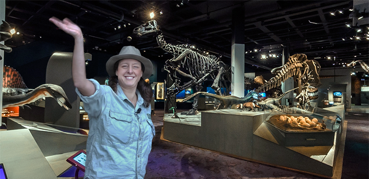 Dino-Doris står i utställningen Fossil och Evolution och vinkar mot kameran.
