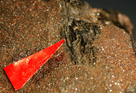 Stor kristall av ericssonit/ortoericssonit i holotypmaterialet (NRM #19532124). Foto: Jaana Vuorinen.