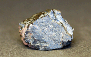 Typmaterialet (NRM #18481463) av mineralet torit. Foto: Jaana Vuorinen