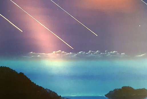 Väggmålningen av fallande meteoriter på en skymningshimmel som finns längst in i utställningen Skatter från jordens inre.