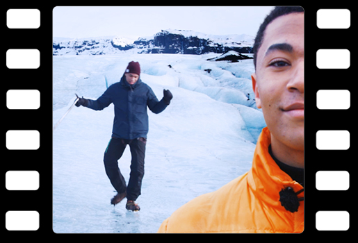 Filmruta med en pojke i glaciärlandskap.