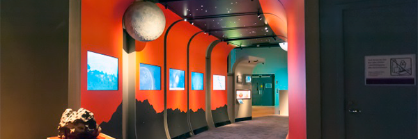 Tidstunneln i utställningen Fossil och evolution. Foto: Markku Turpeinen