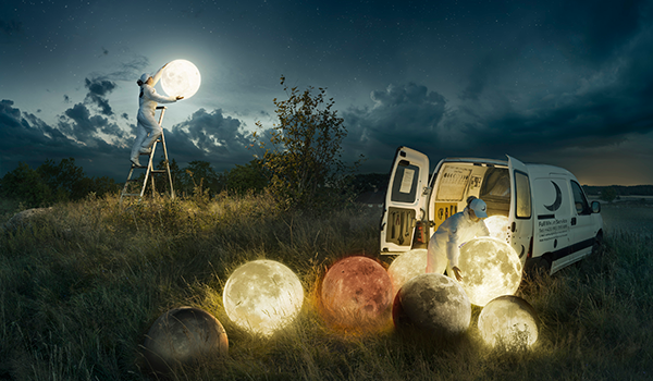 Fotomontage av människor som sätter upp en måne på himlen. Foto: Erik Johansson