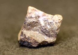 Del av typmaterialet (NRM #18930255) av mineralet örebroit. Foto: Jaana Vuorinen
