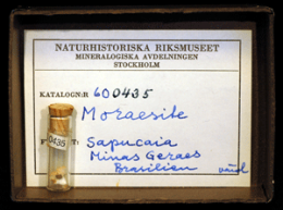 Del av typmaterialet av moraesit (NRM #19640191, NRM #19600435). Foto: Jaana Vuorinen.