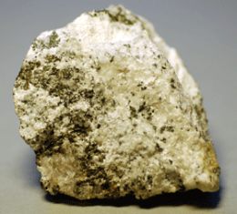 Del av typmaterialet (NRM #18780078) av mineralet thaumasit. Foto: Jaana Vuorinen