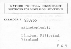 Etikett som hör till holotypprovet av hiärneit. Före upptäckten av hiärneit var provet katalogiserat som magnetoplumbit i samlingen.