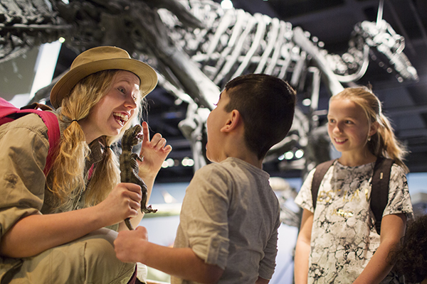 Dino-Doris under en visning i utställningen Fossil och evolution tillsammans med några barn. Foto: Martin Stenmark.