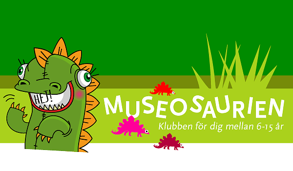 Leende tecknad dinosaurie med texten "hej!" över munnen och texten "Museosaurien. Klubben för dig mellan 6-15 år" bredvid tillsammans med 3 stiliserade dinosaurieprofiler.