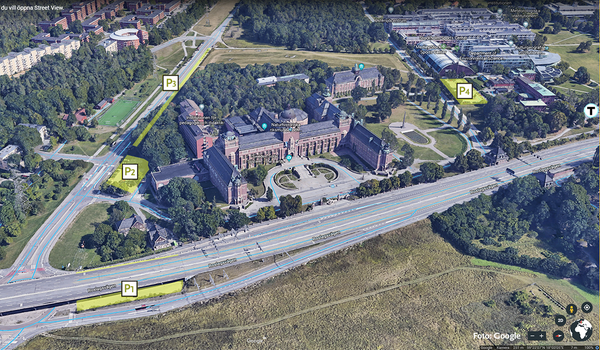 Bild från Google earth med fyra parkeringsplatser runt museet utmärkta.