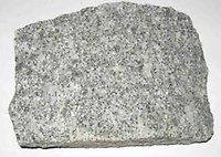 Gråsspräcklig relativt finkornig granit