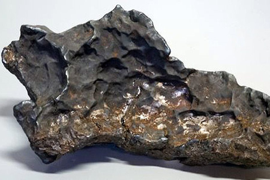 Meteoriten, cirka 30 cm lång, har fullt med små gropar (regmaglypter), som orsakats av smältning. Den mörka ytan består av en tunn smältskorpa som fläckvis fallit bort.